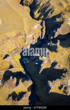 Luftaufnahme des Fjadrargljufur Canyon im Winter. Kirkjubaejarklaustur, Sudurland (Südisland), Island, Nordeuropa. Stockfoto