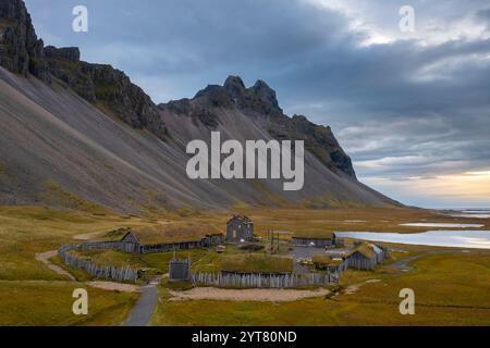 Luftaufnahme eines verlassenen Wikingerdorfes Film, der vor dem Vestrahorn-Berg spielt. Halbinsel Stokksnes, Hofn, Austurland, Island, Europa. Stockfoto