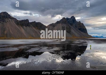 Aus der Vogelperspektive auf die schwarzen Sanddünen vor dem Vestrahorn Berg. Halbinsel Stokksnes, Hofn, Austurland, Island, Europa. Stockfoto