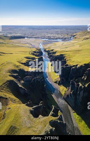 Luftaufnahme des Fjadrargljufur Canyon im Winter. Kirkjubaejarklaustur, Sudurland (Südisland), Island, Nordeuropa. Stockfoto