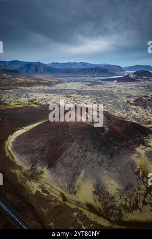 Luftaufnahme des alten Vulkankraters in der Nähe von Stykkisholmur. Halbinsel Snaefellsnes, Island, Nordeuropa. Stockfoto