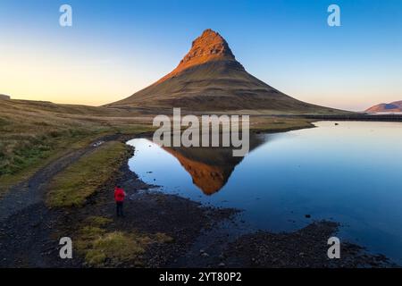 Kirkjufell Mount bei Sonnenuntergang. Grundarfjördur, Halbinsel Snaefellsnes, Region Vesturland, Island, Nordeuropa. Stockfoto
