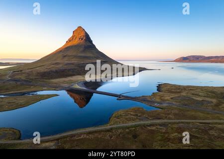 Kirkjufell Mount bei Sonnenuntergang. Grundarfjördur, Halbinsel Snaefellsnes, Region Vesturland, Island, Nordeuropa. Stockfoto