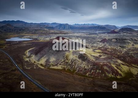 Luftaufnahme des alten Vulkankraters in der Nähe von Stykkisholmur. Halbinsel Snaefellsnes, Island, Nordeuropa. Stockfoto