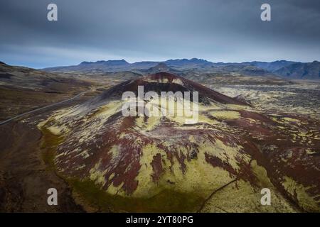 Luftaufnahme des alten Vulkankraters in der Nähe von Stykkisholmur. Halbinsel Snaefellsnes, Island, Nordeuropa. Stockfoto