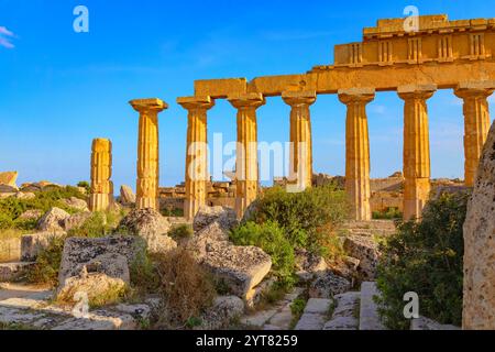 Tempel C, Archäologischer Park Selinunte, Selinunte, Bezirk Trapani, Sizilien, Italien Stockfoto