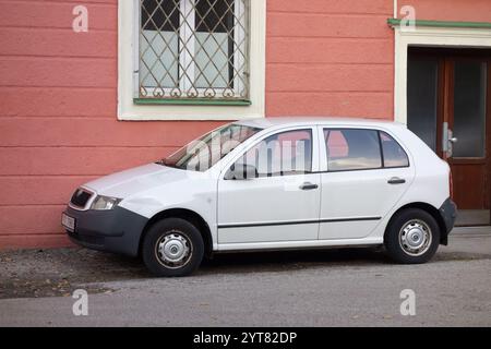 HAVIROV, TSCHECHISCHE REPUBLIK - 13. OKTOBER 2022: Der tschechische Skoda Fabia Junior parkt auf der Straße Stockfoto