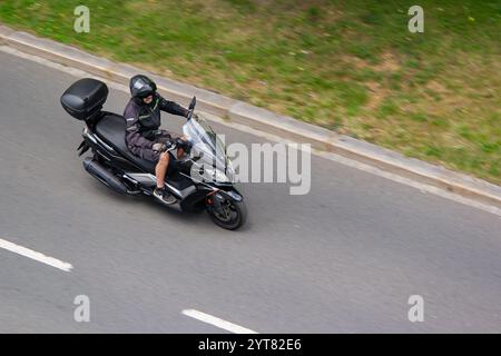 OSTRAVA, TSCHECHIEN - 28. MAI 2024: Schwarzer Downtown 125i ABS-Roller mit Bewegungsunschärfe Stockfoto