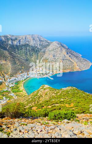 Blick auf den Hafen von Kamares, Kamares, Sifnos, Kykladen, Griechenland Stockfoto