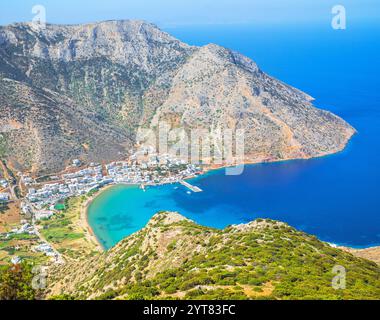 Blick auf den Hafen von Kamares, Kamares, Sifnos, Kykladen, Griechenland Stockfoto