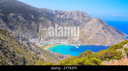 Blick auf den Hafen von Kamares, Kamares, Sifnos, Kykladen, Griechenland Stockfoto