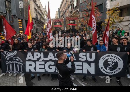 Madrid, Spanien. Dezember 2024. Menschen, die während einer Demonstration protestieren, die von Frente Obrero (Arbeiterfront) außerhalb des spanischen Parlaments einberufen wurde. Hunderte haben sich versammelt, um zu protestieren und den Rücktritt des spanischen Präsidenten Pedro Sanchez und des Präsidenten der Gemeinschaft Valencia Carlos Mazon für das Management während der Krise der letzten Naturkatastrophe in der Region Valencia zu fordern, die nach einem intensiven Sturmsystem namens Dana verheerende Überschwemmungen verursachte, die mehr als 200 Todesopfer in der größten Naturkatastrophe in der jüngsten Geschichte Spaniens verursachten. Quelle: Marcos del Mazo/Alamy Live News Stockfoto