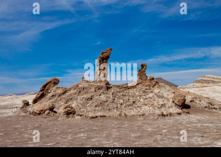 Die berühmte Felsformation Tres Marías im Valle de la Luna, Atacama-Wüste, Chile, zeigt dramatische Naturskulpturen, die durch Wind und Erosion geformt wurden. Stockfoto