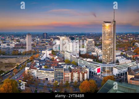 Panoramablick auf Essen, Deutschland bei Sonnenuntergang Stockfoto