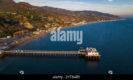 JANUAR 2023, MALIBU, CA. USA - aus der Vogelperspektive des berühmten historischen Malibu Pier am Pazifik Stockfoto