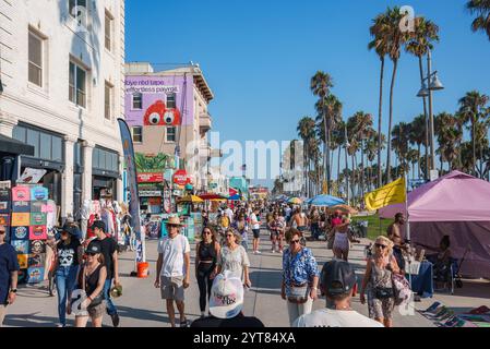 Venice Beach Boardwalk mit Menschenmassen und Palmen in Los Angeles Stockfoto