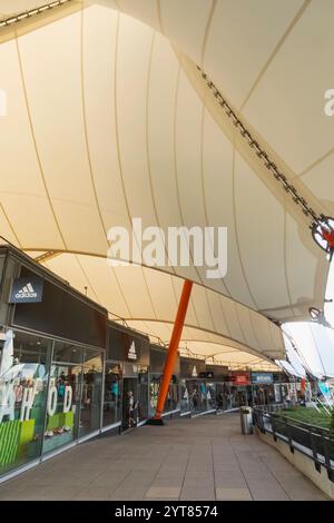 England, Kent, Ashford, das Ashford Designer Outlet mit Stoffdach entworfen von Richard Rogers Stockfoto