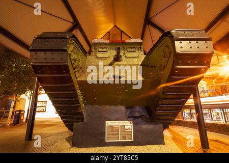 England, Kent, Ashford, Ashford Town Centre, der britische Mark IV. „Weibliche“ 26-Tonnen-Panzer aus dem Ersten Weltkrieg Stockfoto