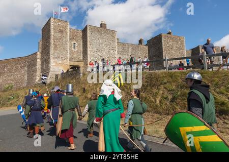 England, Kent, Dover, Schloss Dover, mittelalterliche Nachstellung Gruppe in mittelalterlichen Kostümen Stockfoto