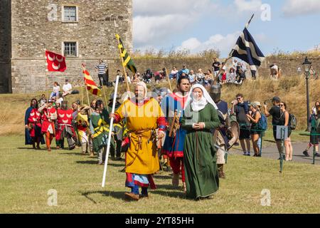 England, Kent, Dover, Schloss Dover, mittelalterliche Nachstellung Gruppe in mittelalterlichen Kostümen Stockfoto