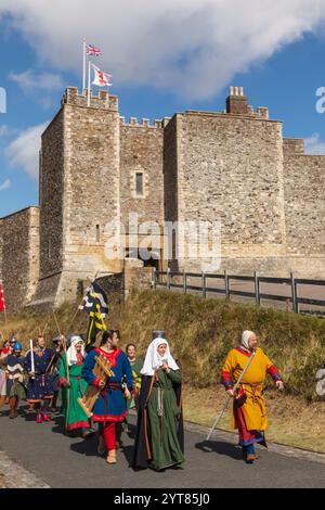 England, Kent, Dover, Schloss Dover, mittelalterliche Nachstellung Gruppe in mittelalterlichen Kostümen Stockfoto