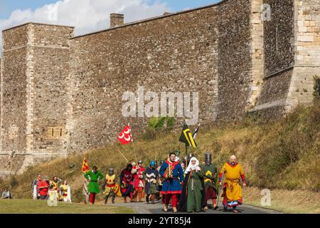 England, Kent, Dover, Schloss Dover, mittelalterliche Nachstellung Gruppe in mittelalterlichen Kostümen Stockfoto