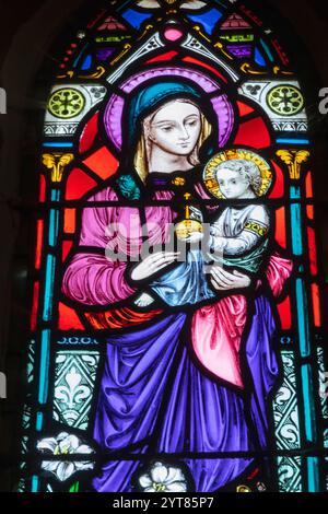 England, Kent, Dover, Schloss Dover, Kirche St. Mary-in-Castro, Buntglasfenster mit der Darstellung der Jungfrau Maria, die das Jesuskind hält Stockfoto