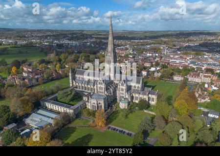 Aus der Vogelperspektive der Kathedrale von Salisbury, formell die Kathedrale Kirche der Heiligen Jungfrau Maria, eine anglikanische Kathedrale in der Stadt Salisbury, England. Stockfoto