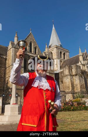 England, Kent, Rochester, Rochester Town Crier Mike Billingham vor der Kathedrale von Rochester Stockfoto