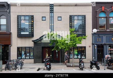 Iowa City, IA USA - 22. Juli 2017: Die Fassade des berühmten Buchhandels Prairie Lights ähnelt einem menschlichen Gesicht. Stockfoto