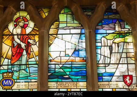 England, Kent, St. Margaret's Bay, St. Margaret of Antioch Church, Buntglasfenster mit dem Herald of Free Enterprise Disaster Stockfoto