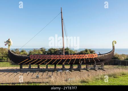 England, Kent, Cliffsend, Pegwell Bay, Das Wikinger Langschiff Hugin Stockfoto