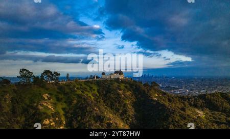 FEBRUAR 2023, LOS ANGELES, CA., USA - aus der Vogelperspektive auf das Griffith Planetarium mit Blick auf die Skyline von Los Angeles in der Ferne Stockfoto