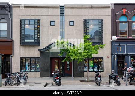 Iowa City, IA USA - 22. Juli 2017: Die Fassade des berühmten Buchhandels Prairie Lights ähnelt einem menschlichen Gesicht. Stockfoto