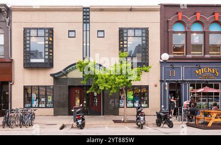 Iowa City, IA USA - 22. Juli 2017: Die Fassade des berühmten Buchhandels Prairie Lights ähnelt einem menschlichen Gesicht. Stockfoto