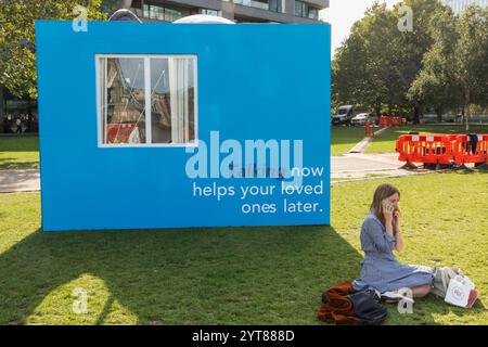 England, London, Southwark, Potters Field Park, Frau, die auf dem Smartphone spricht Stockfoto