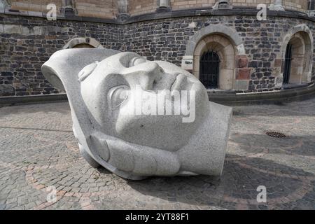 Deutschland, Nordrhein-Westfalen, Bonn, Münsterplatz, Steinskulptur vor dem Bonner Münster, Cassius, Granitkopf von Iskender Yediler Stockfoto