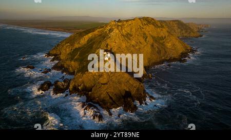FEBRUAR 2023, POINT REYES NATIONAL SEASHORE, CA. USA - aus der Vogelperspektive des Point Reyes Lighthouse bei Sonnenuntergang mit Blick auf den Pazifik Stockfoto