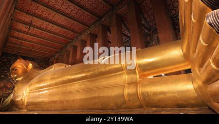 Blick auf die große Statue des liegenden Buddha im Wat Pho (Tempel des liegenden Buddha) in Bangkok, Thailand Stockfoto