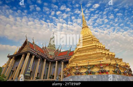 Yaksha Dämon Statuen mit dem goldenen Chedi im Tempel des Smaragd Buddha, Grand Palace, Bangkok, Thailand Stockfoto