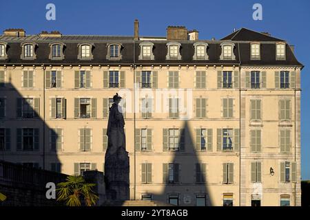 Silhouette der Statue auf dem Kriegsdenkmal Aux Morts de Pau in Pau, Pyrenäen, Frankreich, Europa Stockfoto