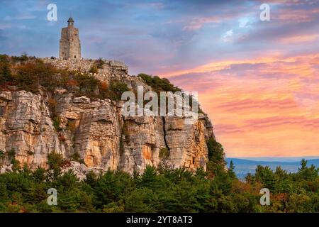 Großer Turm am Rand des Berggipfels, Skytop, Feuerturm für Hudson Valley, Mohonk Preserve. Stockfoto