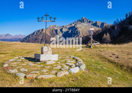 Das charakteristische Grenzschild am Cinque Croci-Pass, zwischen Valsugana (Val Campelle) und dem Vanoi-Tal, Lagorai-Gebirge, Gemeinde Pieve Tesino, Trentino, Italien Stockfoto