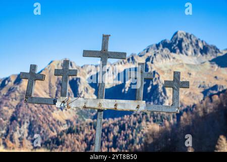 Das charakteristische Grenzschild am Cinque Croci-Pass, zwischen Valsugana (Val Campelle) und dem Vanoi-Tal, Lagorai-Gebirge, Gemeinde Pieve Tesino, Trentino, Italien Stockfoto