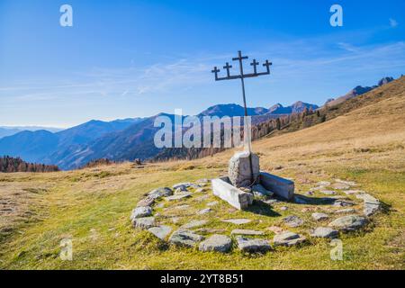 Das charakteristische Grenzschild am Cinque Croci-Pass, zwischen Valsugana (Val Campelle) und dem Vanoi-Tal, Lagorai-Gebirge, Gemeinde Pieve Tesino, Trentino, Italien Stockfoto