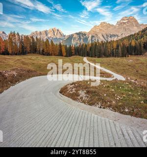 Die Berge nördlich von Cortina d'Ampezzo einschließlich Croda Rossa d'Ampezzo, Pomagnon, Cristallino d'Ampezzo und Cristallo. Cortina d'Ampezzo, Provinz Belluno, Venetien, Italien Stockfoto