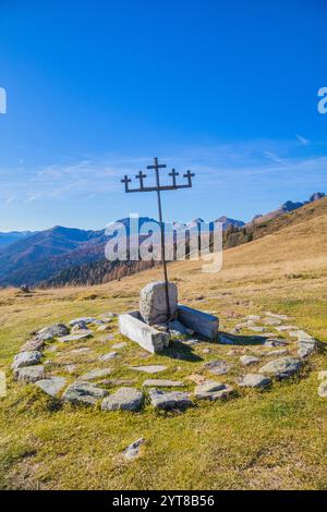 Das charakteristische Grenzschild am Cinque Croci-Pass, zwischen Valsugana (Val Campelle) und dem Vanoi-Tal, Lagorai-Gebirge, Gemeinde Pieve Tesino, Trentino, Italien Stockfoto