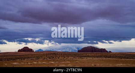 MÄRZ 2023, HANKSVILLE, UTAH – Sturmwolken über rotem Felsen verbergen die La Sal Mountains vor dem Goblin State Park Utah Stockfoto