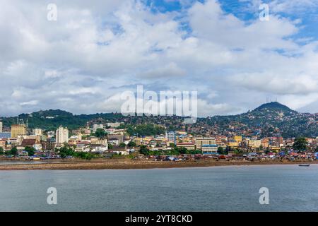 Skyline von Freetown am Hügel mit blauem Wasser, Panoramablick auf Freetown mit üppigen grünen Hügeln und pulsierender Skyline Stockfoto