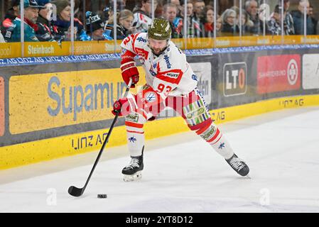 Linz, Österreich. Dezember 2024. LINZ, ÖSTERREICH - 6. DEZEMBER: Luca Frigo von HCB Suedtirol Alperia während des zweitägigen EISHOCKEY League-Spiels zwischen Steinbach Black Wings Linz und HCB Suedtirol Alperia in der Linz AG Arena am 6. Dezember 2024 in Linz, Österreich.241206 SEPA 20 068 - 20241206 PD10816 Credit: APA-PictureDesk/Alamy Live News Stockfoto